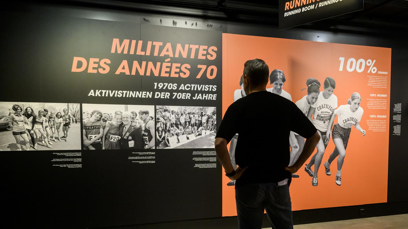 Pierre Morath, atleta svizzero, guarda la mostra durante l'inaugurazione della mostra "Free to Run: En route pour le marathon de Paris 2024"