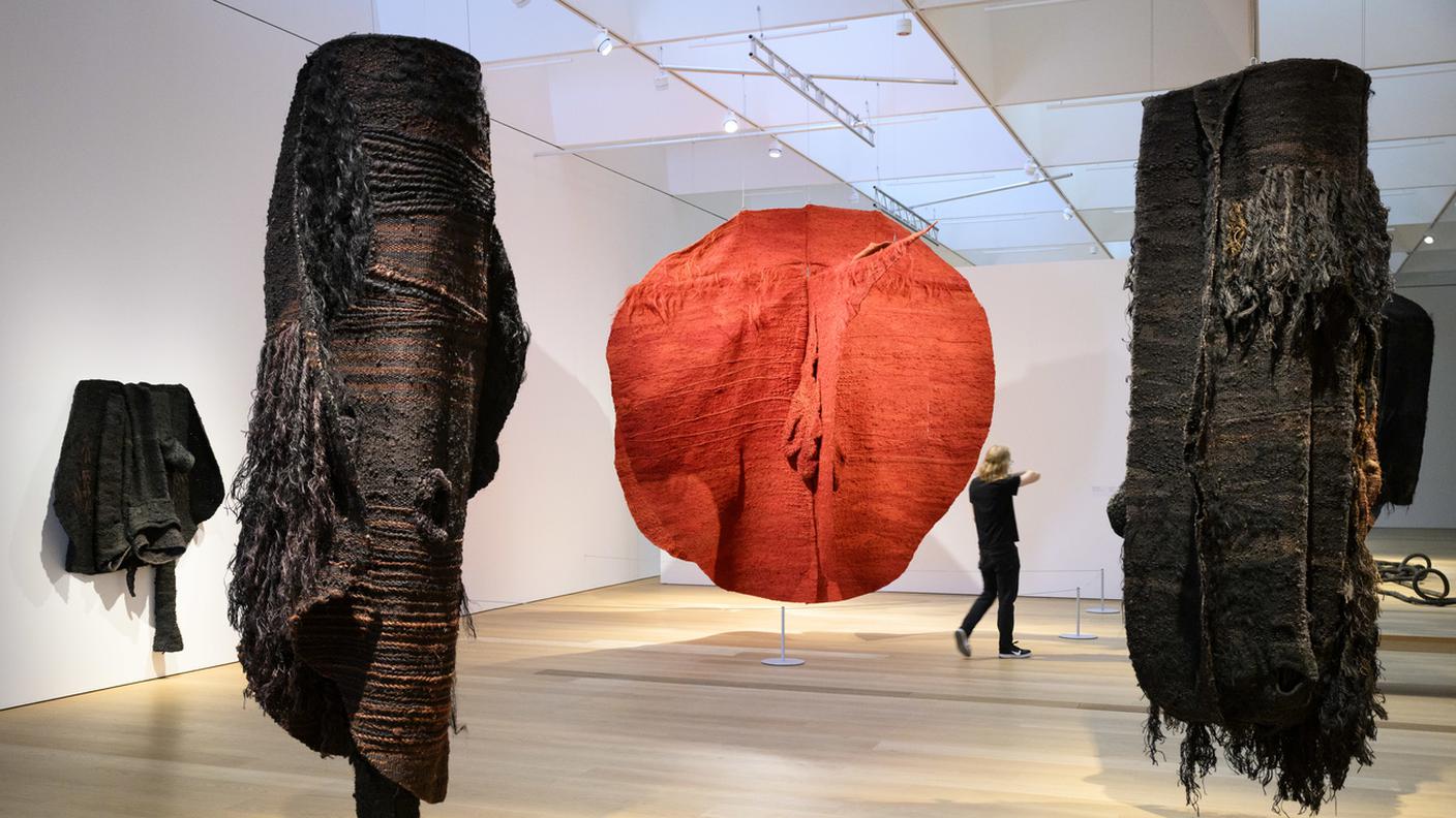 Le opere dell'artista polacca Magdalena Abakanowicz, alla mostra "Magdalena Abakanowicz. Territori tessili" al Museo di Belle Arti di Losanna