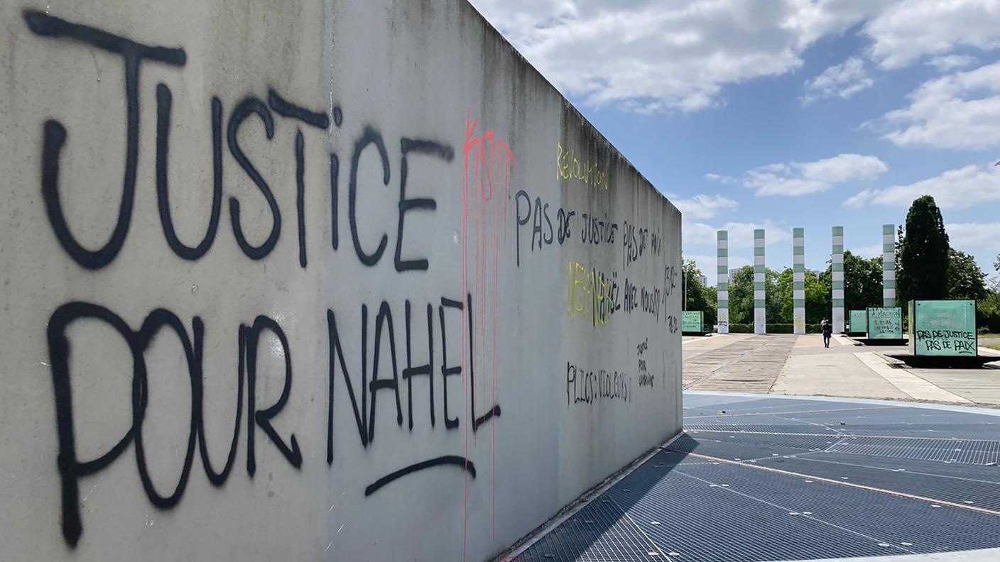 Scritta dedicata a Nahel, il ragazzo di 17 anni ucciso da un agente di polizia a Nanterre