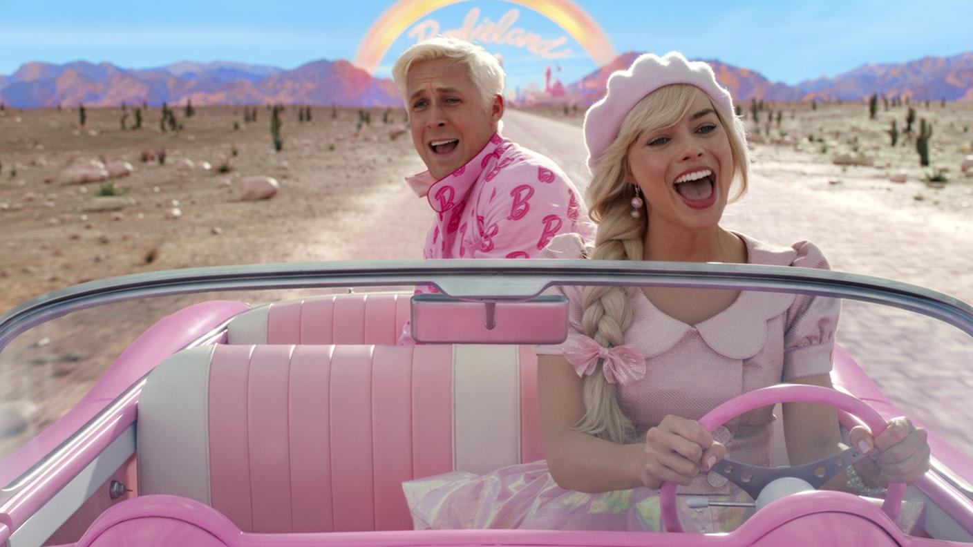 Ryan Gosling e Margot Robbie in una scena del film "Barbie"