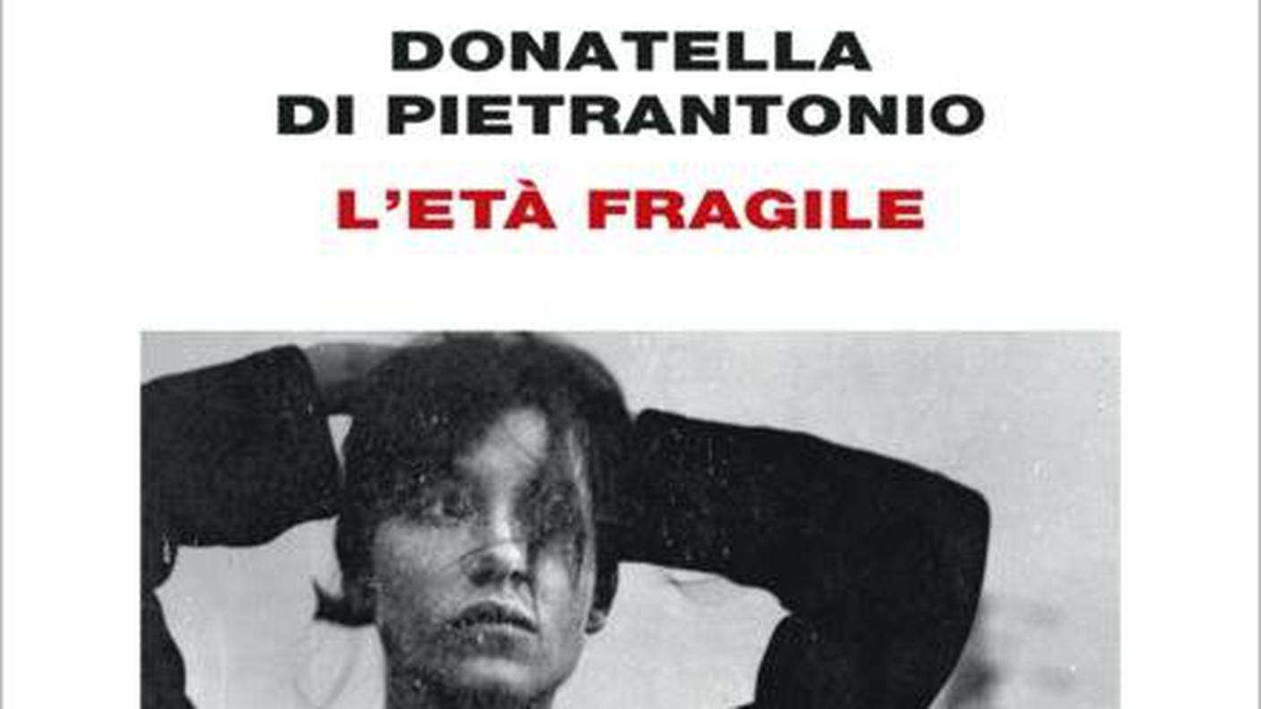 "L’età fragile" di Donatella Di Pietrantonio, Einaudi (dettaglio di copertina)