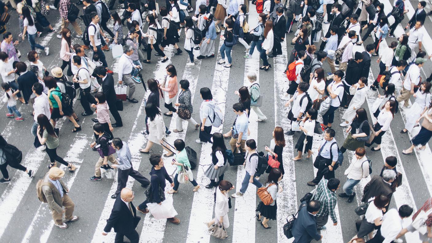 Gruppo di persone attraversano la strada