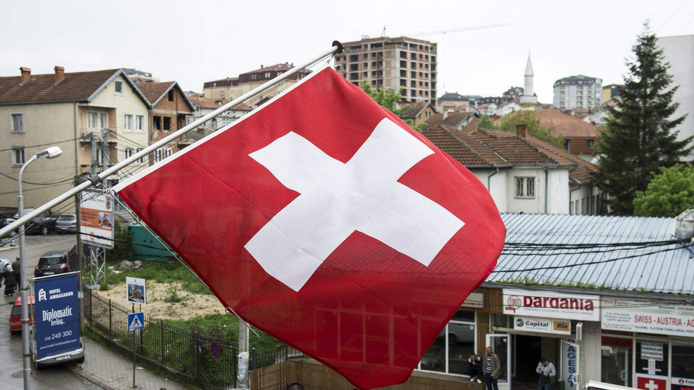 La bandiera rossocrociata sventola all'ambasciata svizzera a Pristina