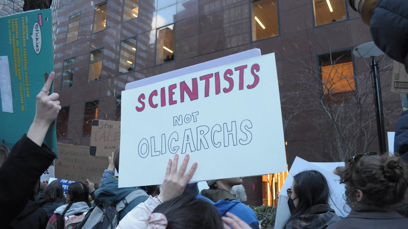 proteste USA tagli fondi alle università e alle agenzie scientifiche 