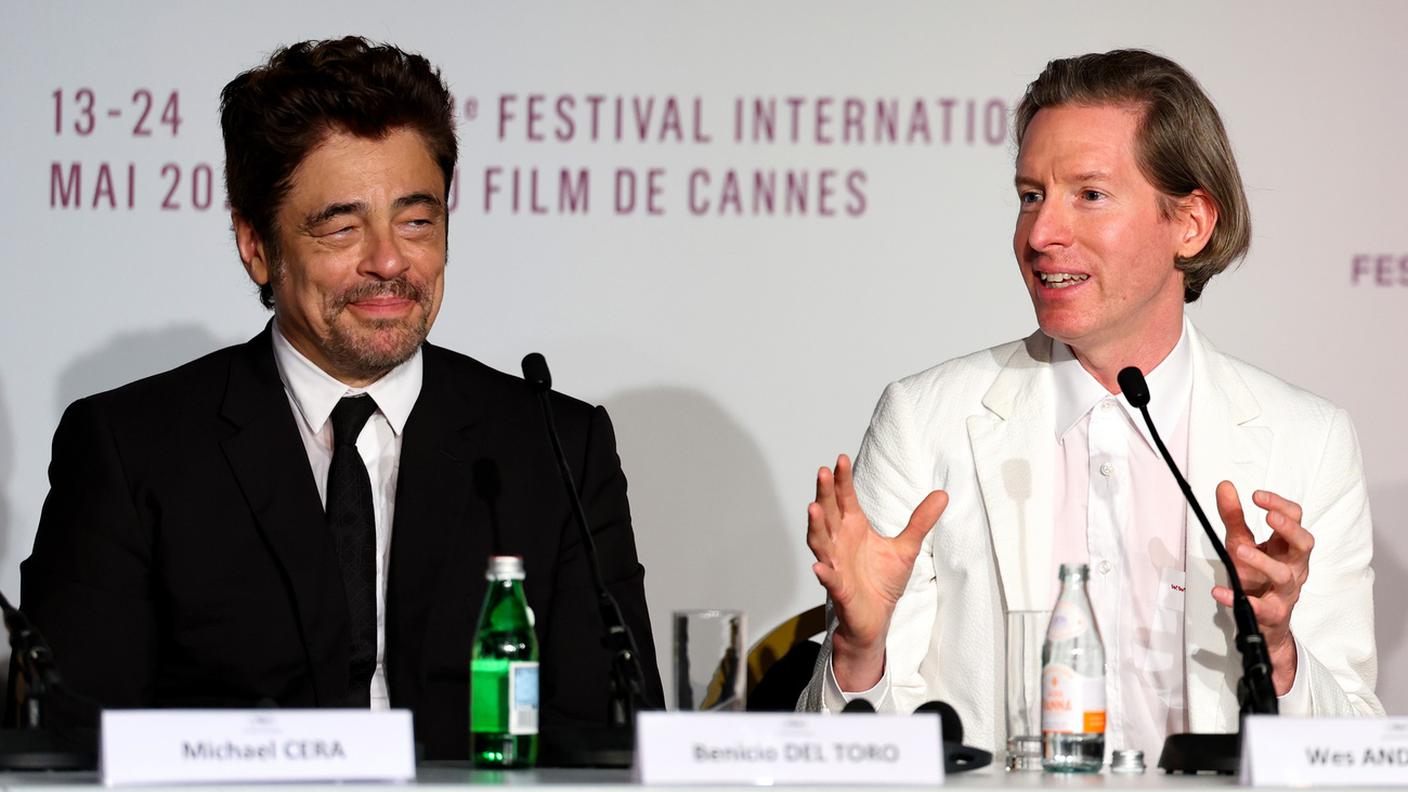 Wes Anderson con Benicio Del Toro Cannes 78