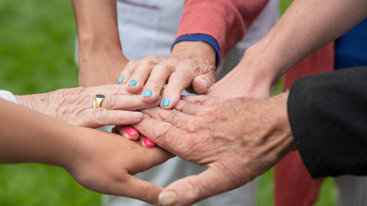 Mani che si intrecciano