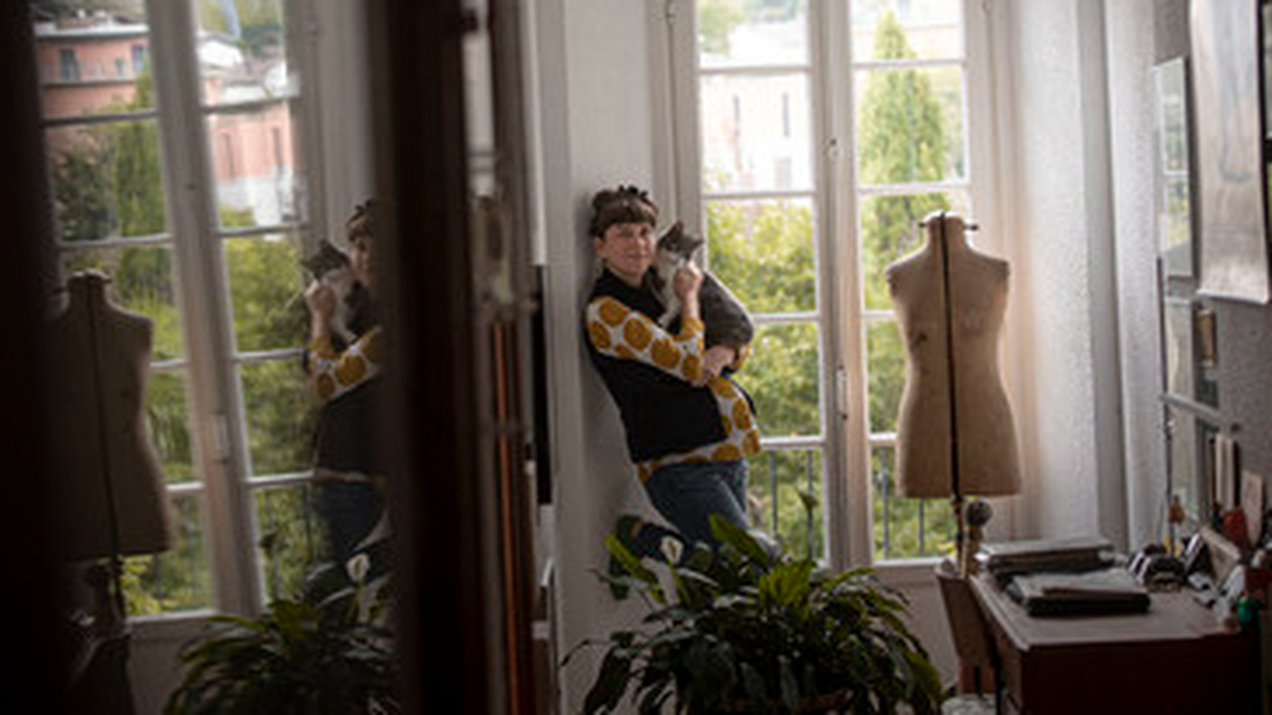 Nella foto Manuela Bieri presso la sua casa a Gravesano