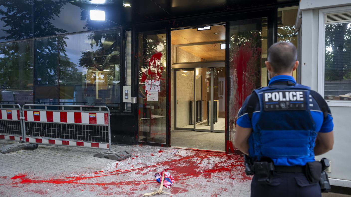 Manifestanti pro-pal imbrattano l'edificio ospitante la missione permanente d'Israele presso le Nazioni Unite, Ginevra