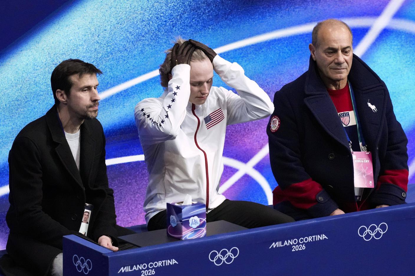 Ilia Malinin reagisce al punteggio ottenuto dopo essersi esibito nel programma libero di pattinaggio artistico maschile alle Olimpiadi Milano-Cortina