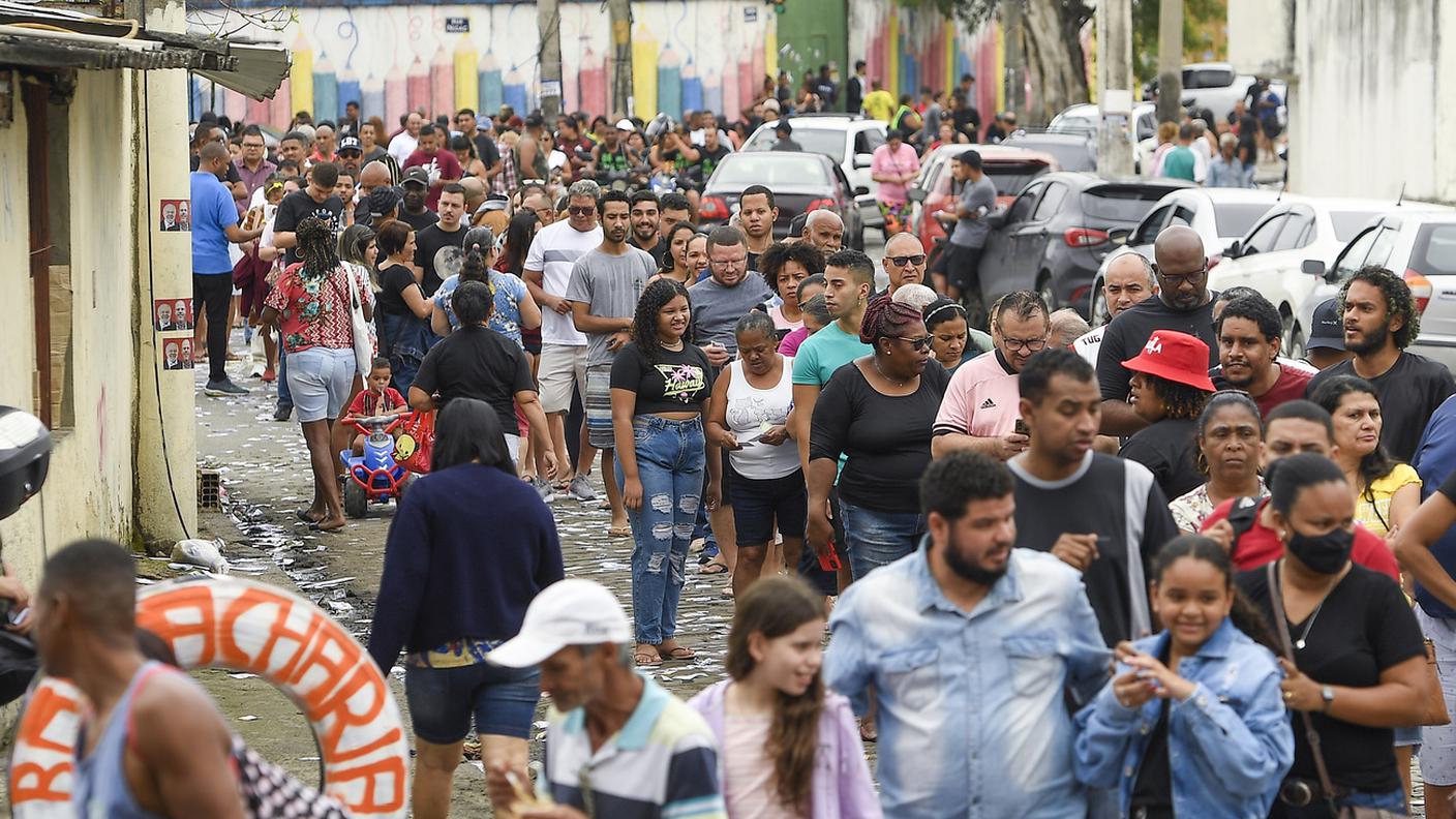 Elettori in fila per votare a Rio De Janeiro