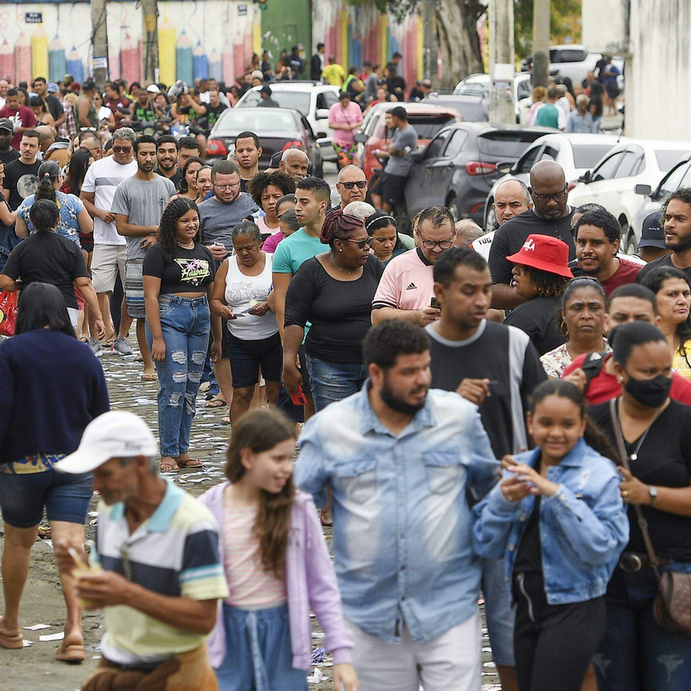 Elettori in fila per votare a Rio De Janeiro
