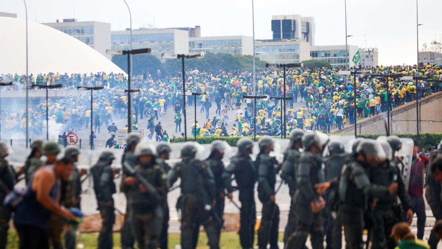 Sostenitori dell'ex presidente Bolsonaro manifestano contro l'elezione di Luiz Inacio Lula da Silva