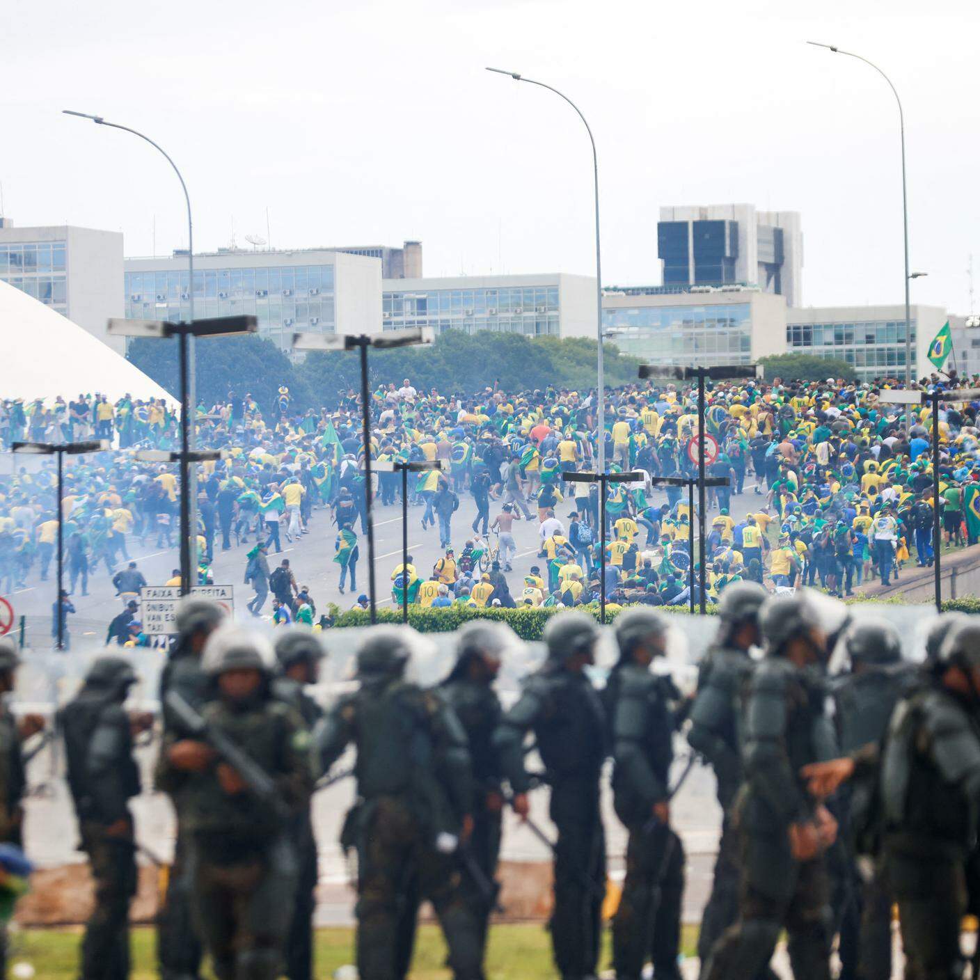 Sostenitori dell'ex presidente Bolsonaro manifestano contro l'elezione di Luiz Inacio Lula da Silva