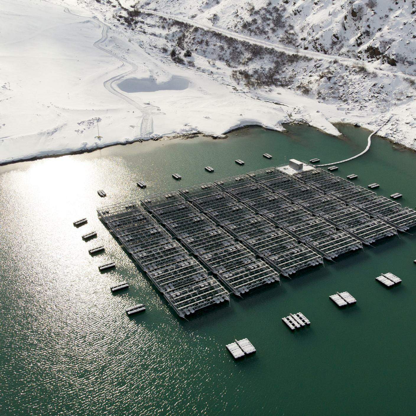 Chiatte galleggianti con pannelli solari raffigurate sul "Lac des Toules" (Vallese)