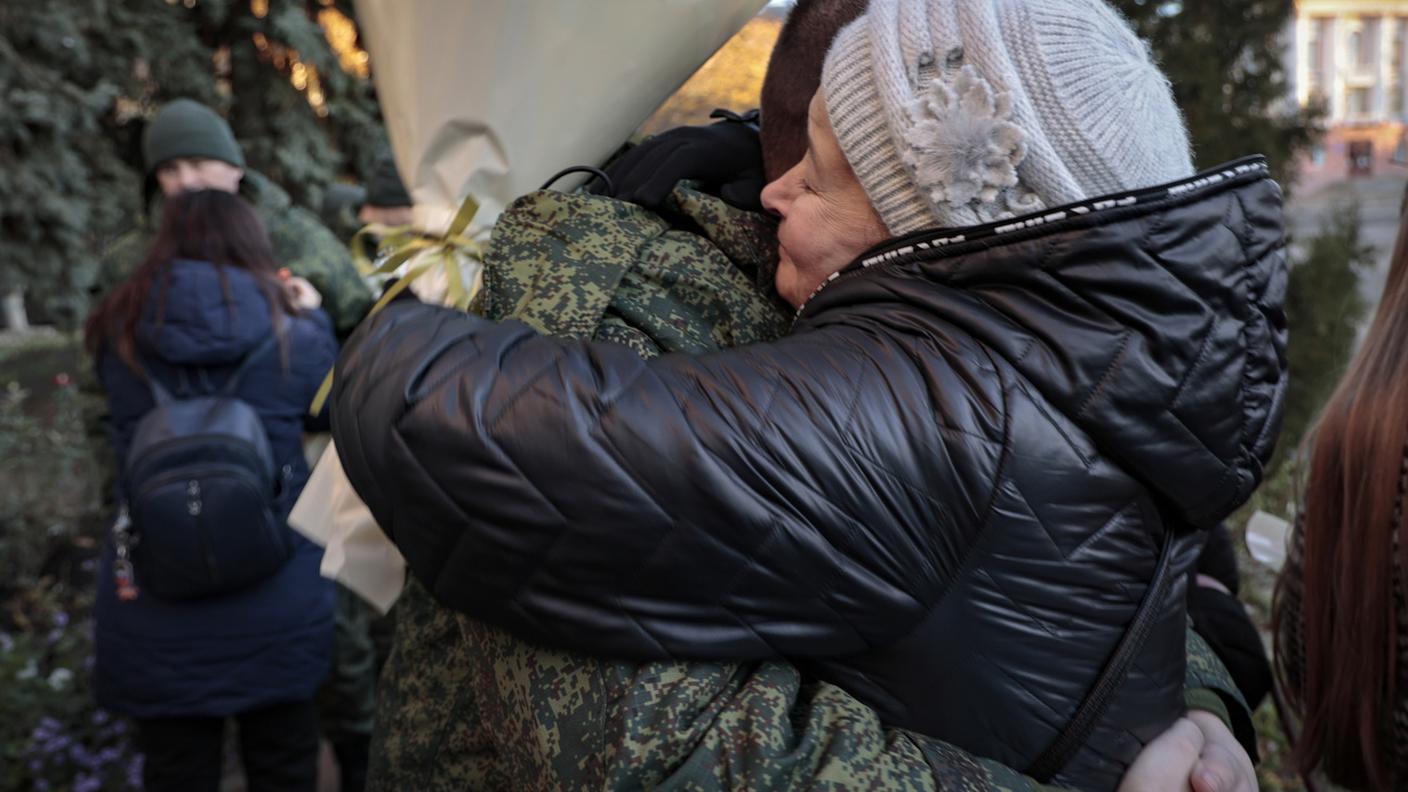 Una madre che abbraccia suo figlio militare durante il conflitto in Ucraina