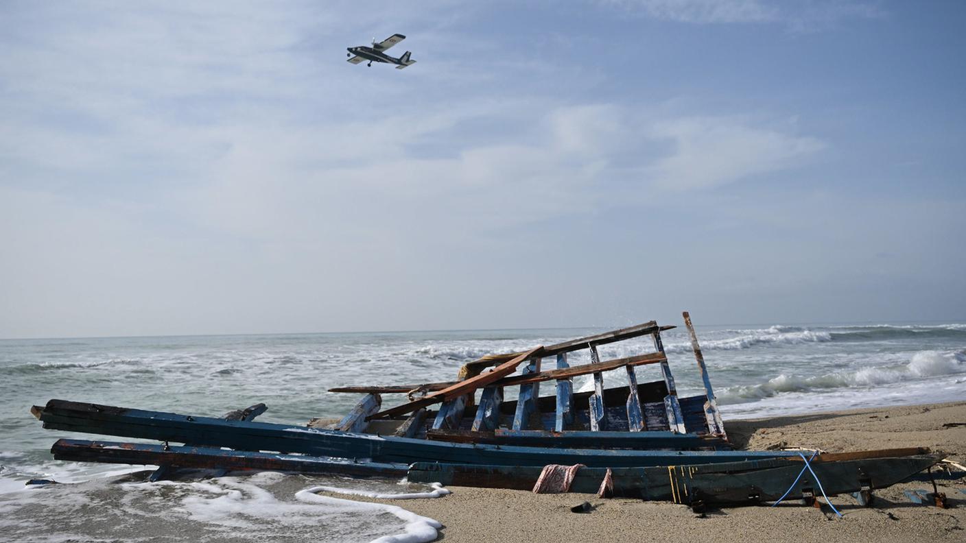 Pezzi di legno e detriti sulla spiaggia della barca di migranti affondata a Steccato di Cutro