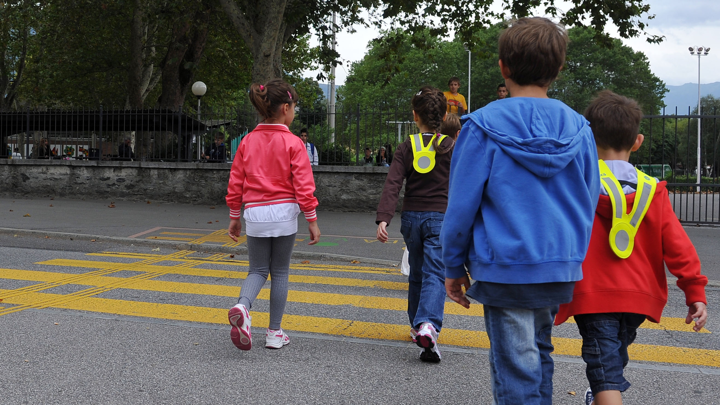 Pedoni, bambini, strisce pedonali