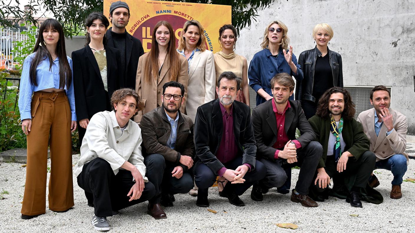 Nanni Moretti in posa col cast del film "Il Sol dell'Avvenire"