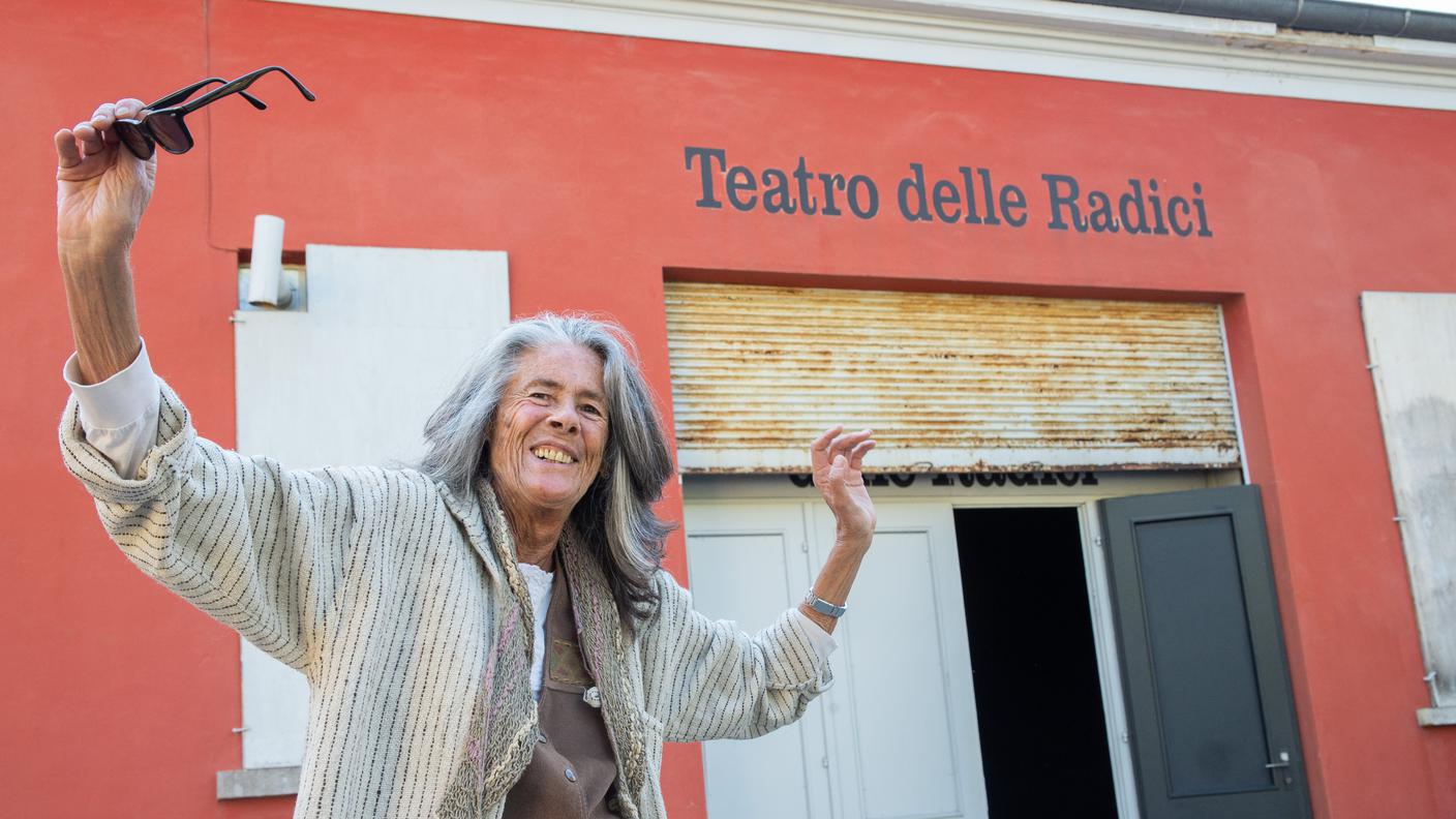 La regista e attrice teatrale Cristina Castrillo (nostra ospite) all'esterno del Teatro delle Radici di Lugano