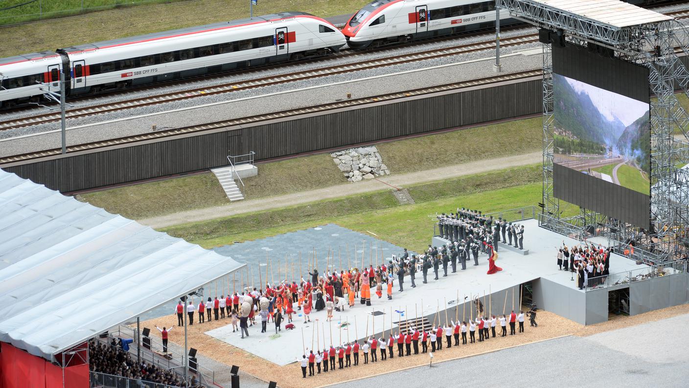 Una scena dello spettacolo teatrale all inaugurazione di AlpTransit