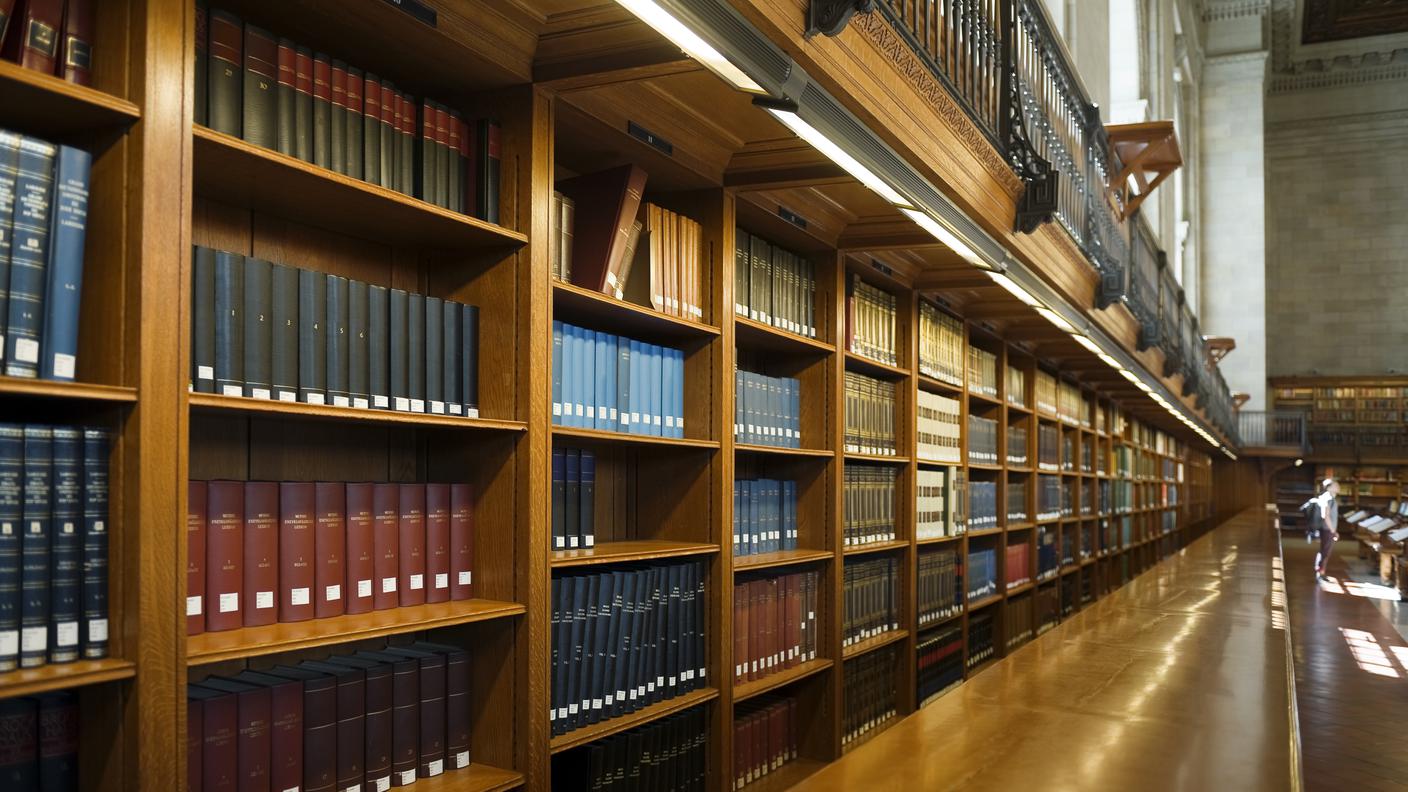 iStock-Biblioteca, Legno, Libro, Catasta, Biografia