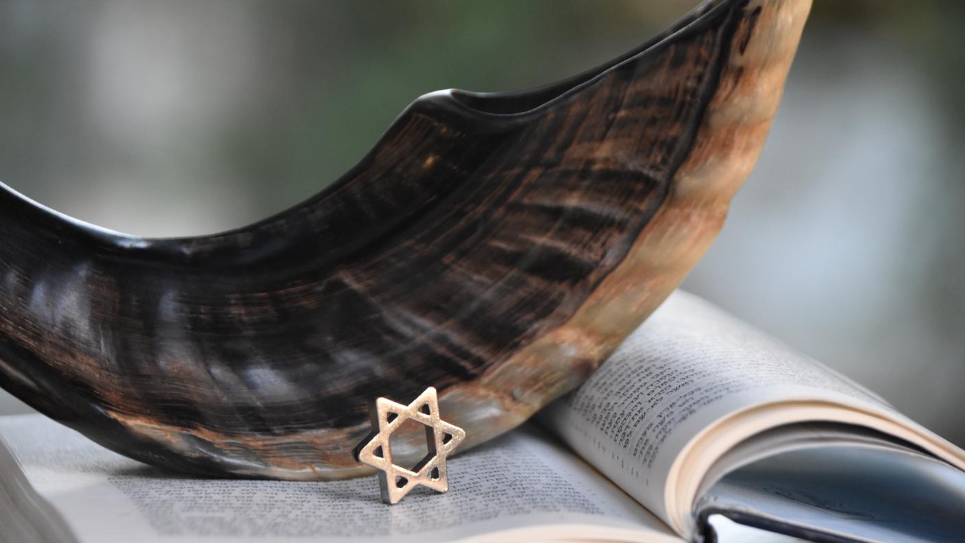 Shofar con Torah e Stella di Davide - iStock