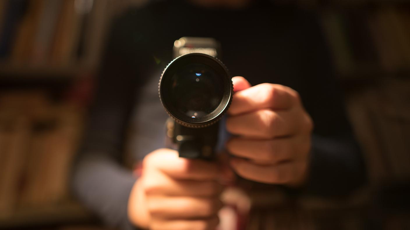 iStock-Videocamera, Macchina fotografica, Mano, Mano umana, Pollice in su