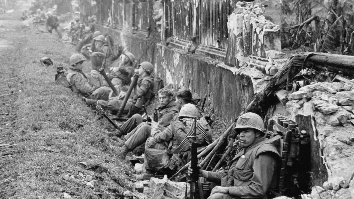 Febbraio 196 un'unità del 1 ° battaglione, 5 ° reggimento dei marines degli Stati Uniti, riposa accanto a un muro malconcio del palazzo imperiale di Hue dopo una battaglia per la Cittadella durante l'offensiva del Tet.