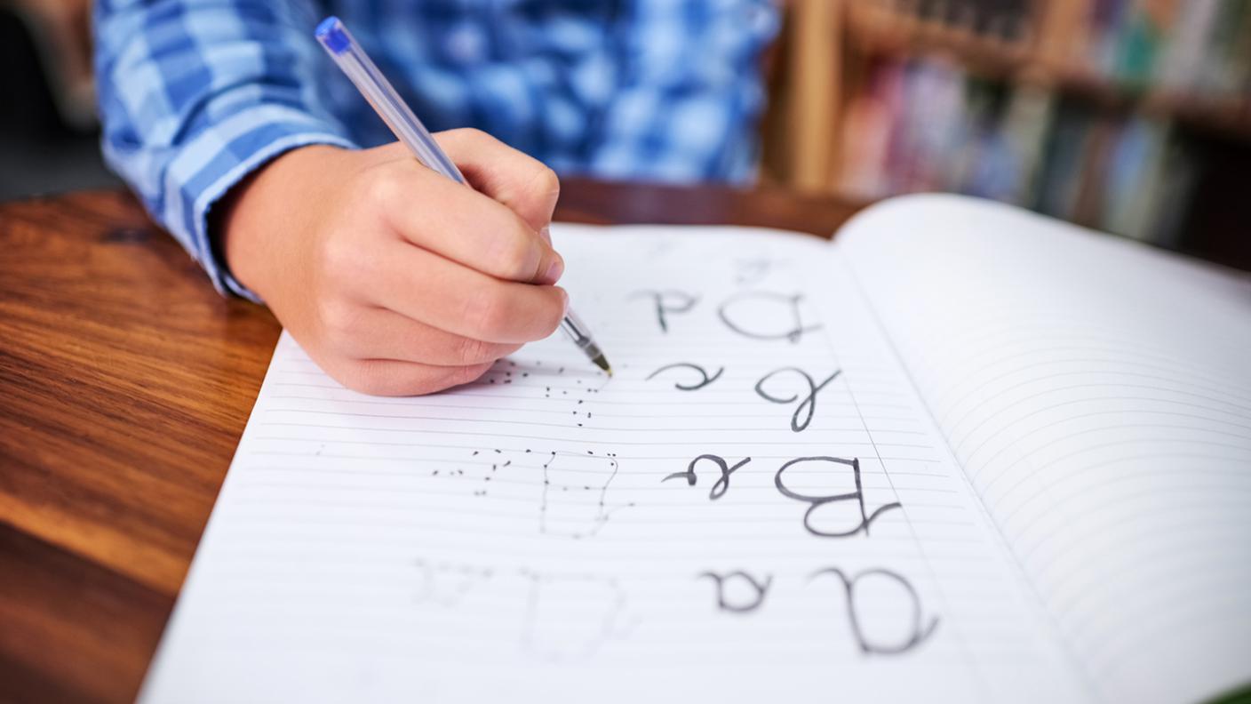 iStock-Scrittura a mano, Bambino, Scrivere, Bambino di scuola elementare, Studente