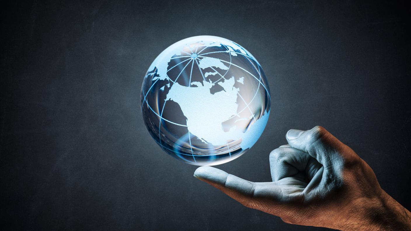 iStock-Globo terrestre, Pianeta Terra, Pianeta, Mano umana, Lavagna