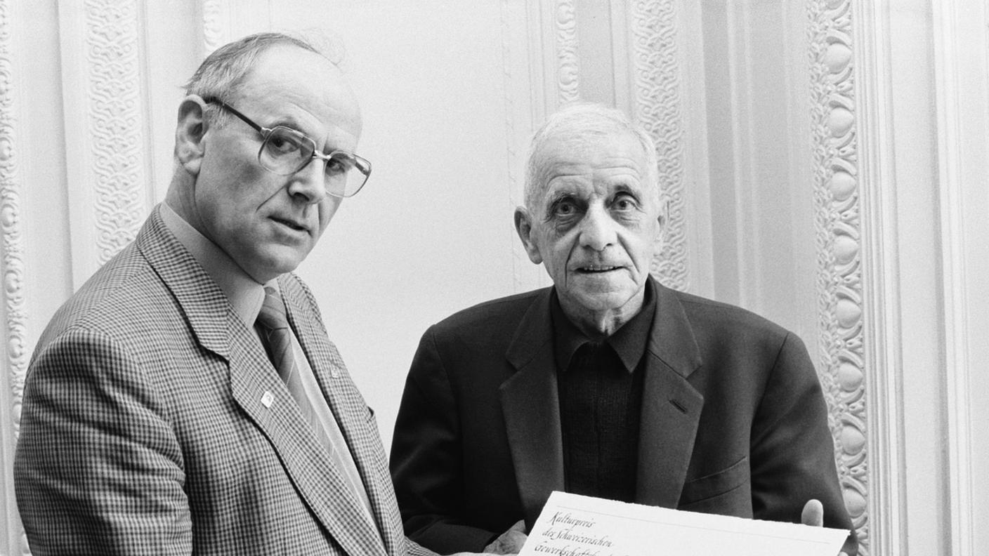 Keystone L'artista svizzero Emil Zbinden, a destra, riceve il Premio Cultura della Confederazione sindacale svizzera dal vicepresidente della SBG Walter Renschler, a sinistra, il 7 maggio 1987 a Zurigo.
