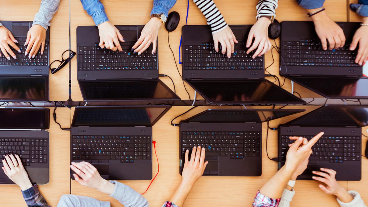 iStock-Aula, Università, Edificio scolastico, Gruppo multietnico, Mano umana