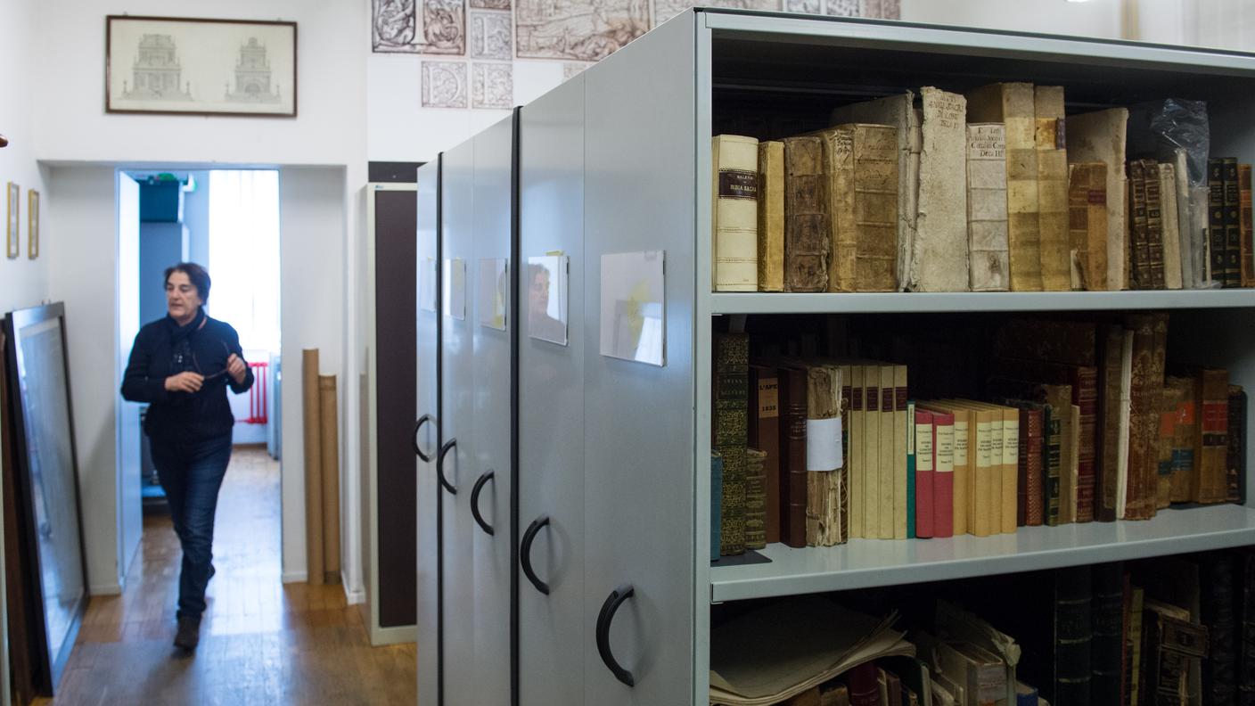 TiPress Mendrisio: archivio comunale. Nella foto scorcio all'interno degli archivi comunali di Mendriso. Sullo sfondo la curatrice Stefania Bianchi.
