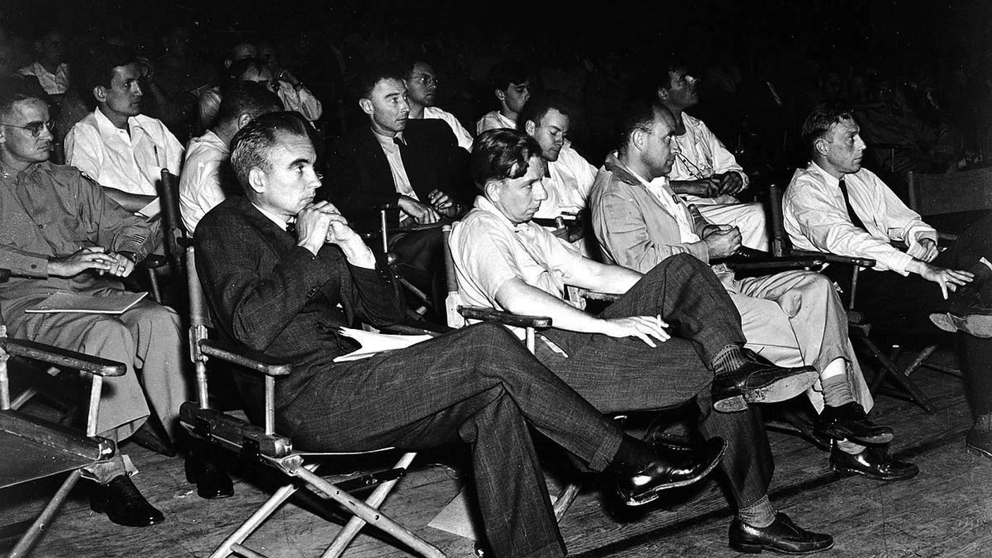 Los Alamos National Laboratory. Seconda fila da sinistra a destra:  Robert Oppenheimer e Richard Feynman nel 1946