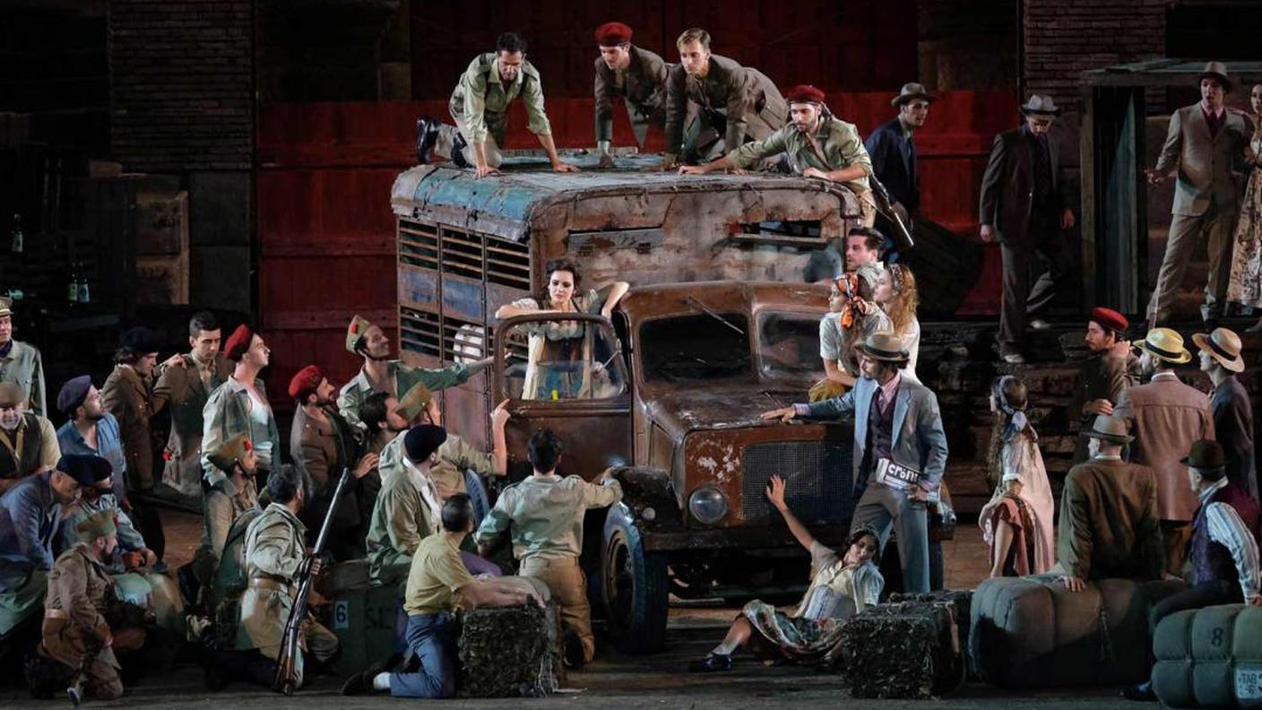 foto da "Carmen", capolavoro di Georges Bizet, nel nuovo allestimento a firma di Hugo de Ana