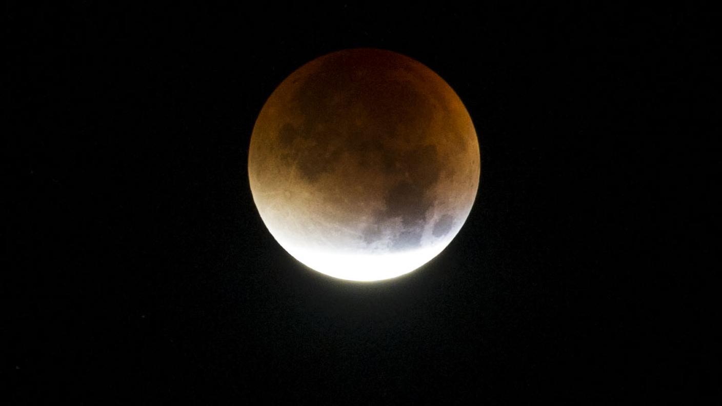 Dalpe, Leventina: Luna Rossa. Nella foto un momento durante l'eclissi lunare avvenuta nella notte tra domenica 27 e lunedì 28 settembre 2015 a Dalpe in valle Leventina