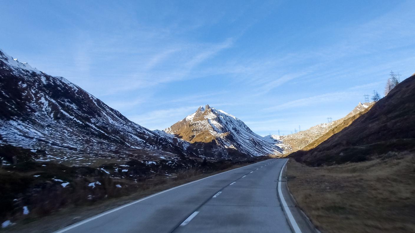 iStock- Passo della Nufenen Alpi, Alpi svizzere, Lago, Montagna, Canton Ticino
