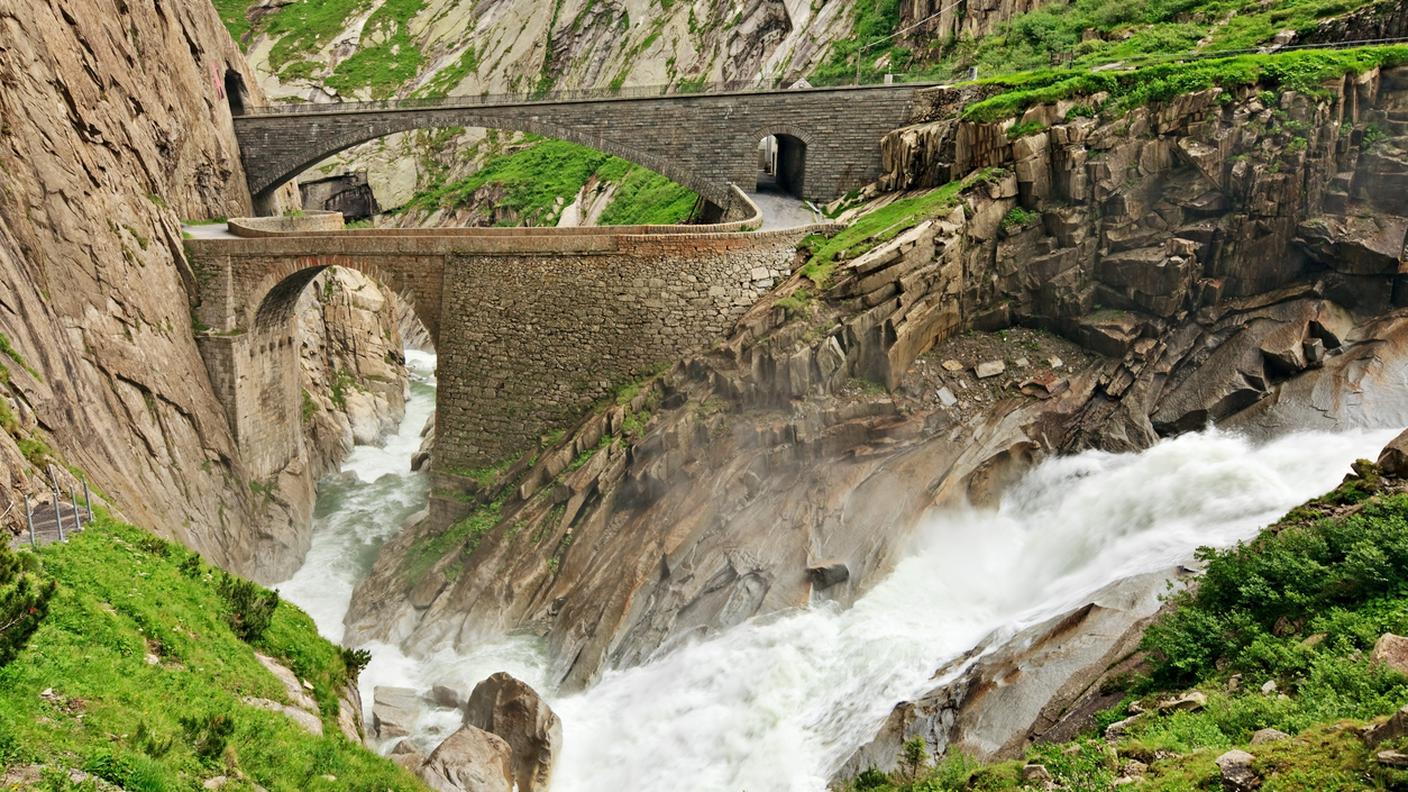 iStock-Svizzera, Canton Uri, Cascata, Fiume, Alpi
