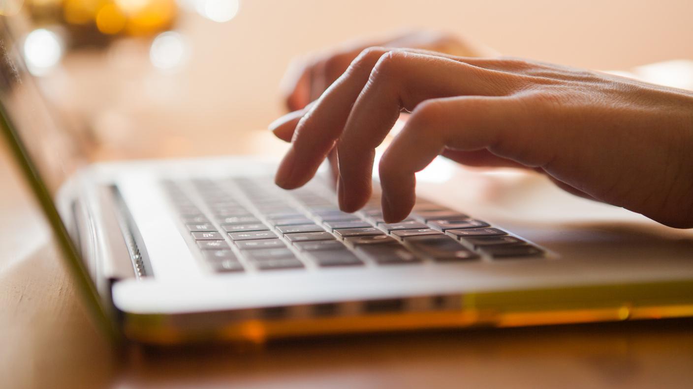 iStock-Scrivere, Mano, Mandare un SMS, Telefono, Mano umana