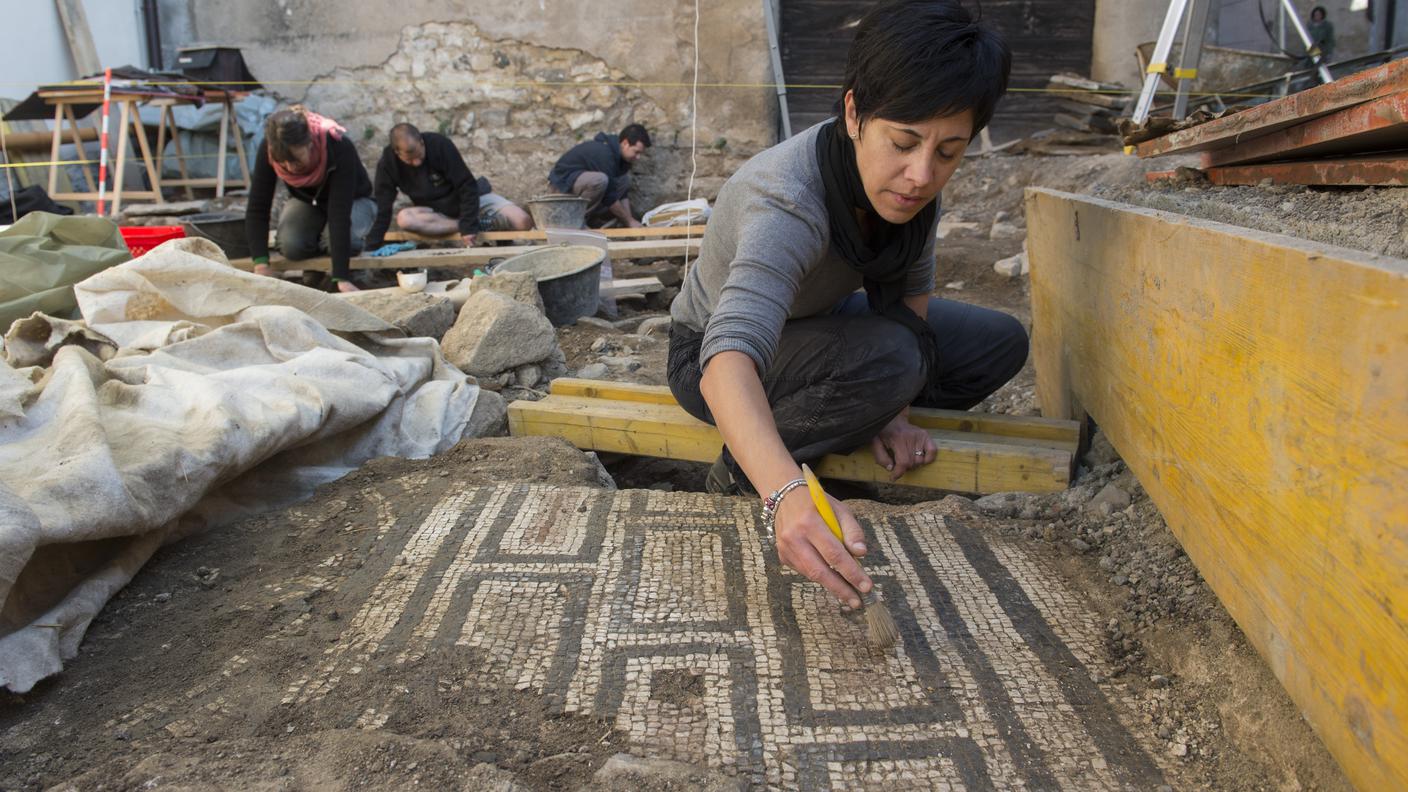 TiPress_Mendrisio: ritrovamento area cimiteriale sul sagrato della chiesa di Santa Maria. Nella foto un'archeologa mentre lavora sul mosaico pavimentale di una villa romana situata accanto al sagrato della chiesa e all'area cimiteriale. 