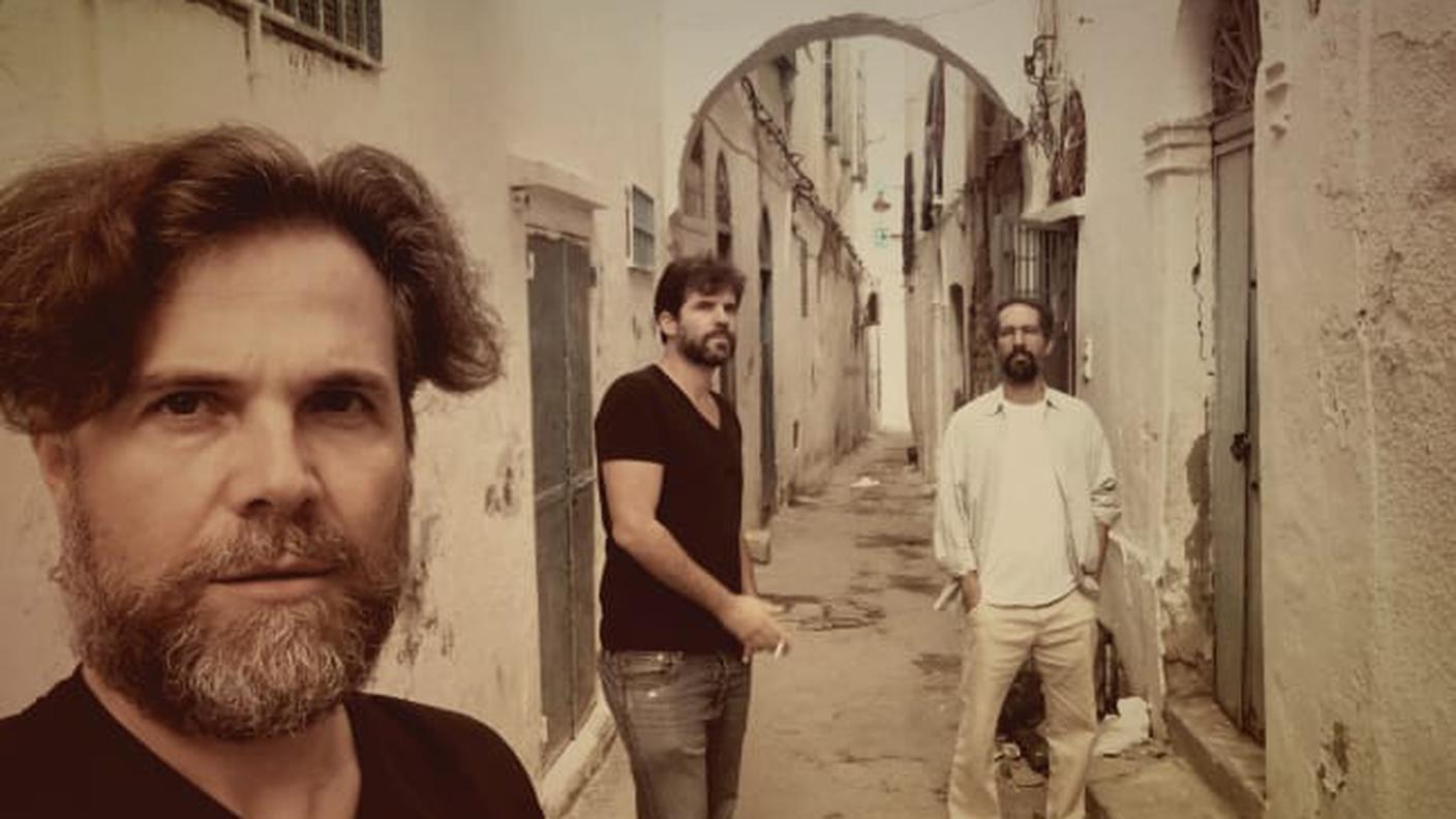Algeri e a Tunisi, dove lo scrittore, drammaturgo e regista Flavio Stroppini, con il pianista Andrea Manzoni e l’attore Massimiliano Zampetti, è stato invitato dalle ambasciate svizzere e dagli istituti di cultura italiana, proprio nell’ambito Settimana della lingua italiana nel mondo, a tenere conferenze e presentare il progetto “Rhin”.