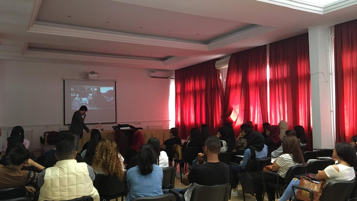 Algeri e a Tunisi, dove lo scrittore, drammaturgo e regista Flavio Stroppini, con il pianista Andrea Manzoni e l’attore Massimiliano Zampetti, è stato invitato dalle ambasciate svizzere e dagli istituti di cultura italiana, proprio nell’ambito Settimana della lingua italiana nel mondo, a tenere conferenze e presentare il progetto “Rhin”.