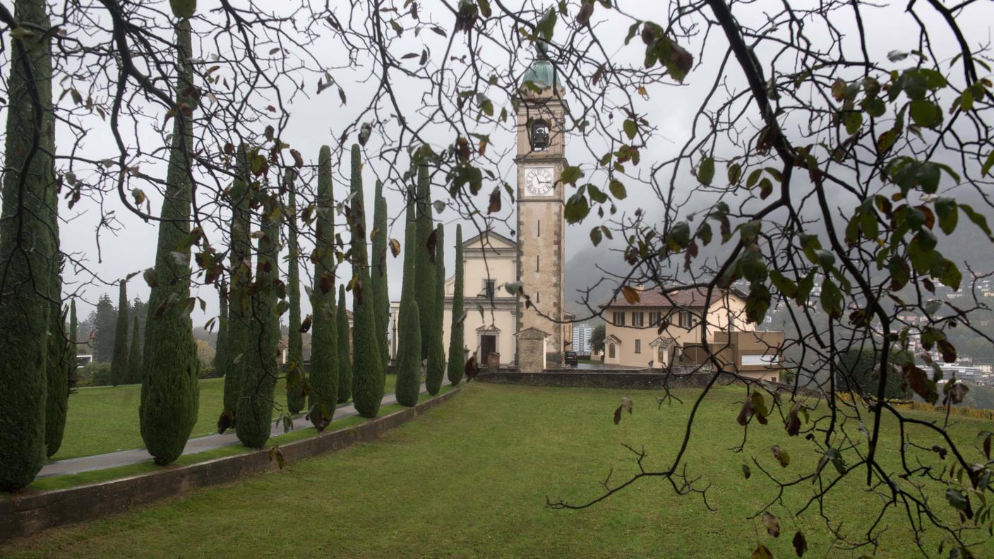 TiPress_Gentilino: presentazione lavori di riqualifica Chiesa di Sant'Abbondio. Nella foto una veduta autunnale della Chiesa di Sant'Abbondio nel giorno dell'inaugurazione dei lavori di rinnovovo del sagrato e facciata esterna