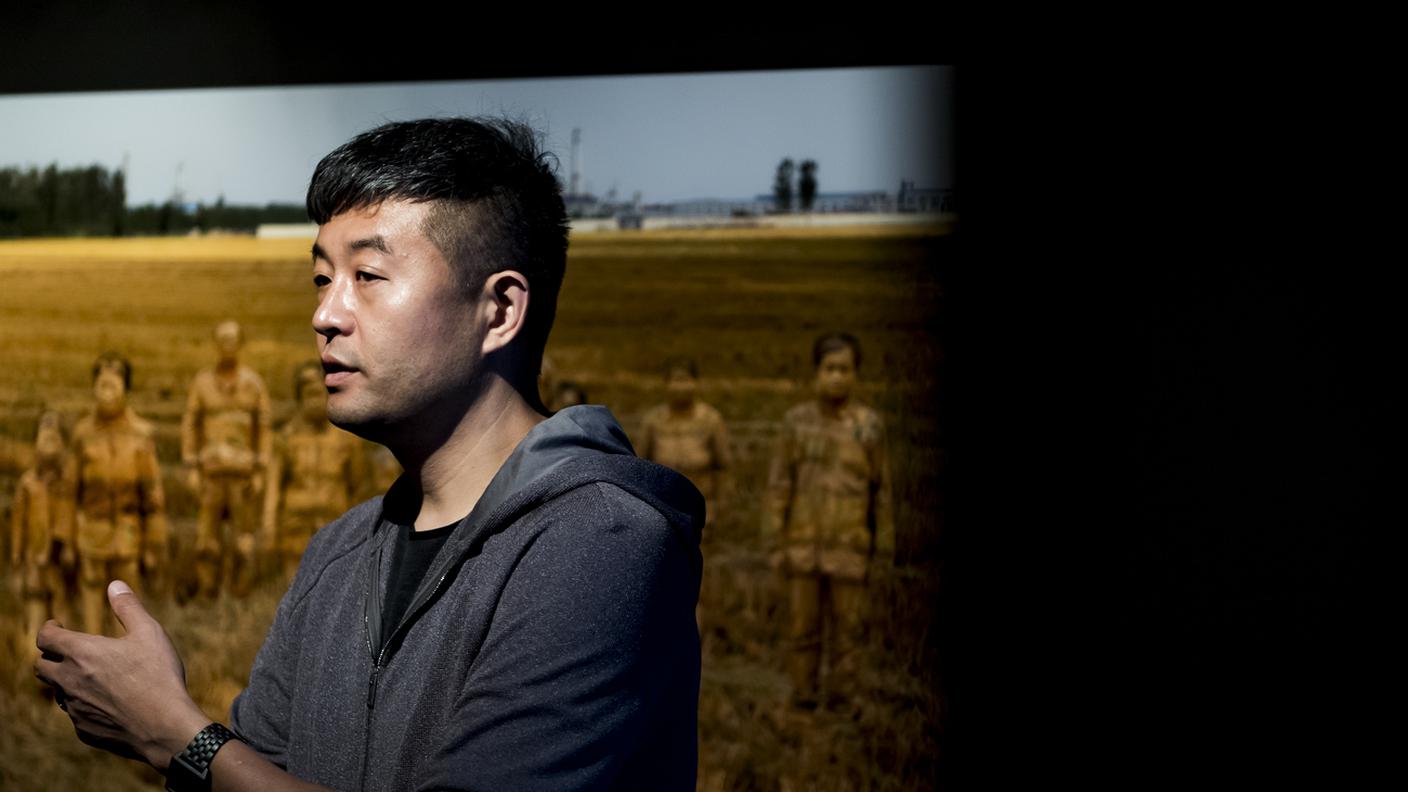 Liu Bolin, fotografo e artista cinese, presenta la nuova mostra  "Il teatro delle apparizioni" presso l'Elysee Museum, martedì 16 ottobre 2018.