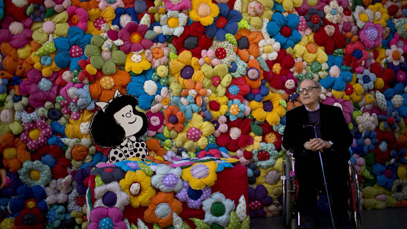 Keystone: il vignettista argentino Joaquin Salvador Lavado, meglio conosciuto come Quino, creatore del personaggio comico Mafalda posa per un ritratto durante l'inaugurazione della mostra "El mundo según Mafalda", a Buenos Aires