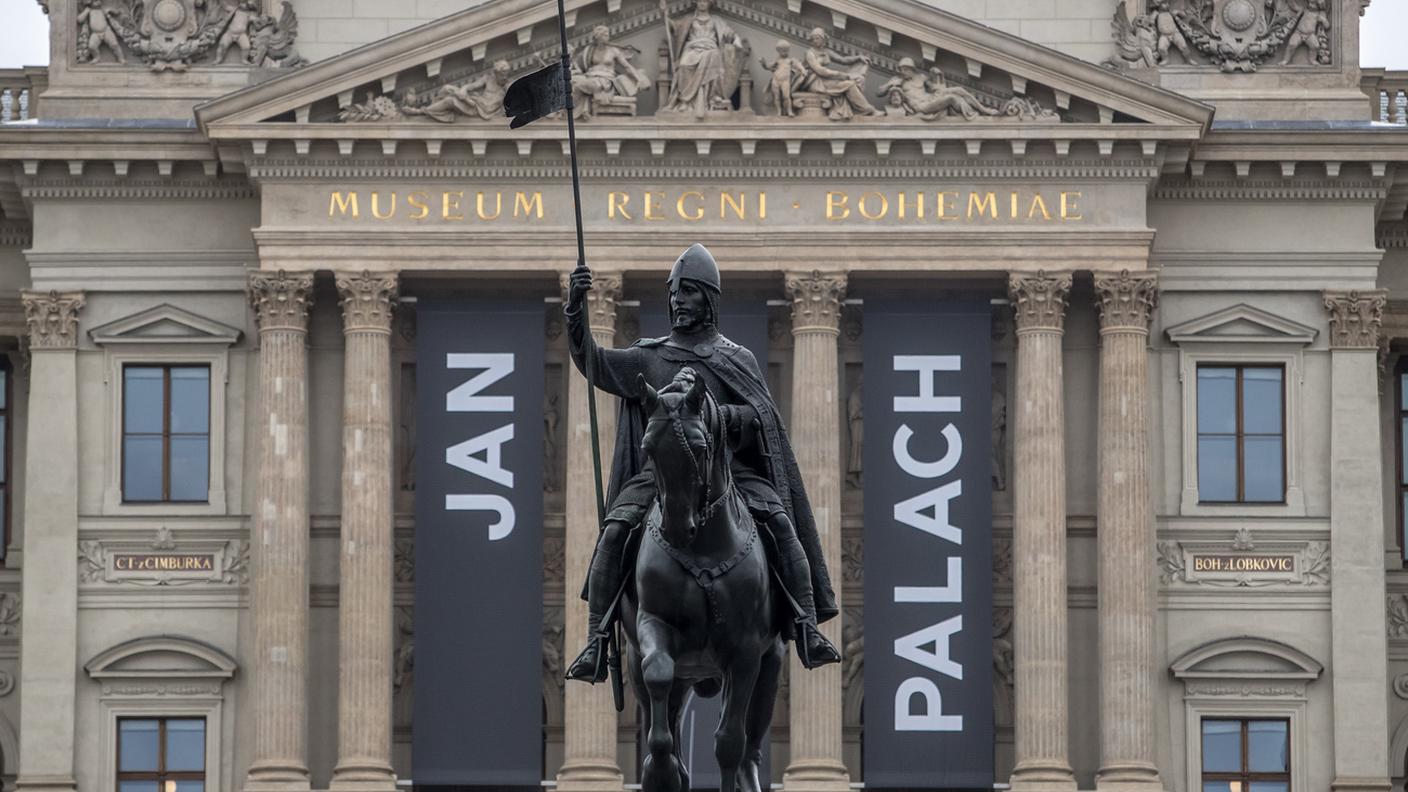 Manifesti con il nome di Jan Palach appesi al Museo Nazionale di Praga, in Piazza San Venceslao il 16 gennaio 2019. I Cechi celebrano il 50 ° anniversario dell'auto-immolazione di Palach.