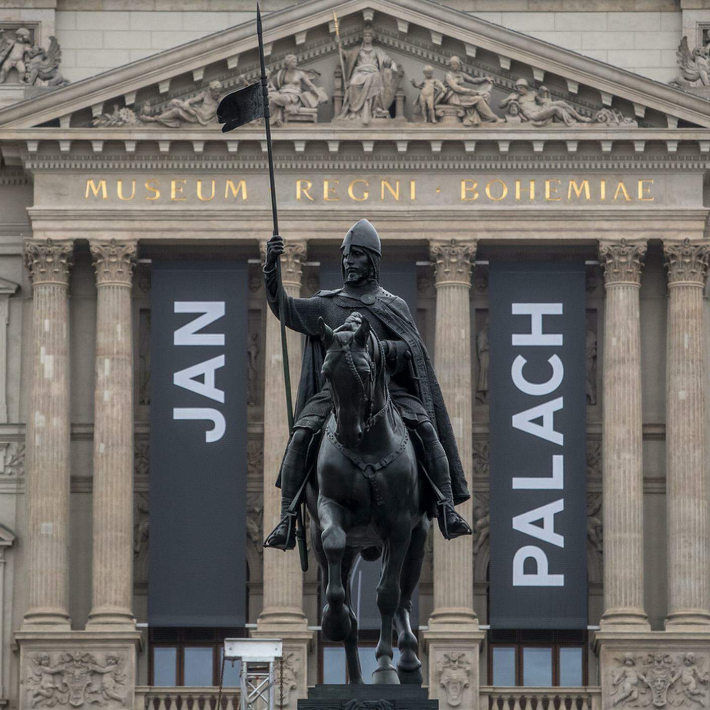 Manifesti con il nome di Jan Palach appesi al Museo Nazionale di Praga, in Piazza San Venceslao il 16 gennaio 2019. I Cechi celebrano il 50 ° anniversario dell'auto-immolazione di Palach.