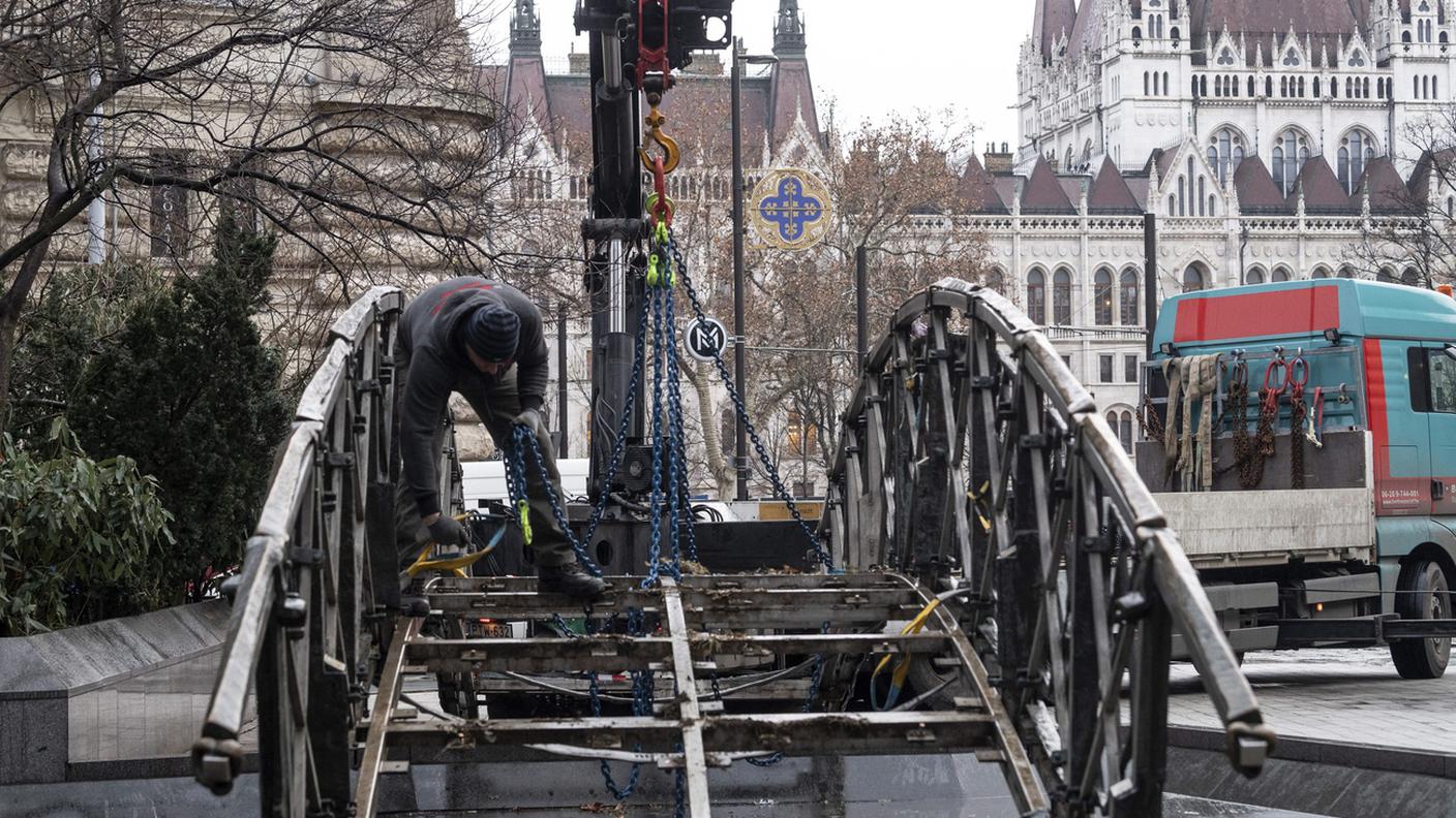 L'elemento ponte della statua del primo ministro martire della rivoluzione del 1956, Imre Nagy è stato rimosso per la ristrutturazione accanto al palazzo del Parlamento nel centro di Budapest.