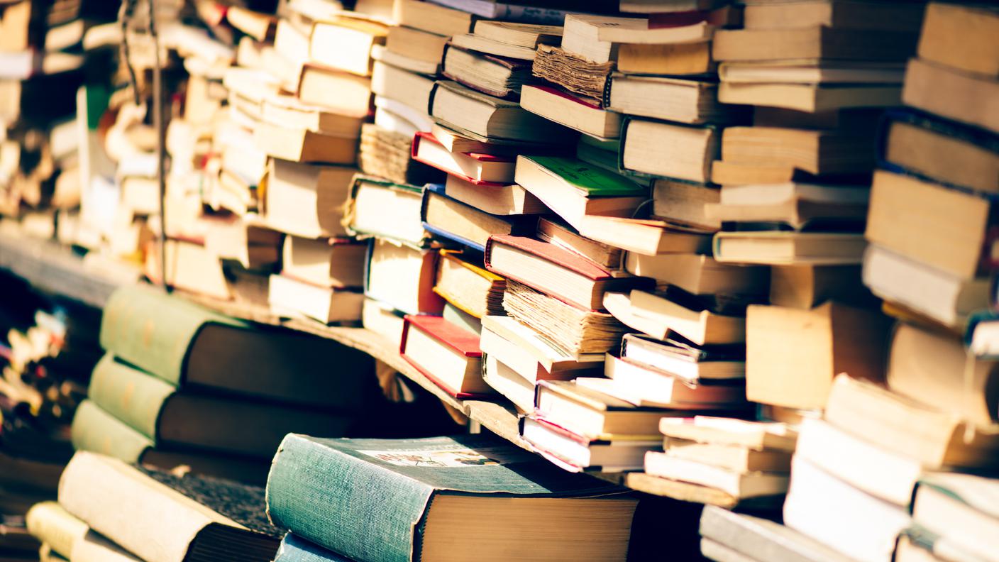 iStock-Libro, Mensola per libri, Copertina di libro, Edificio scolastico, Libro di testo