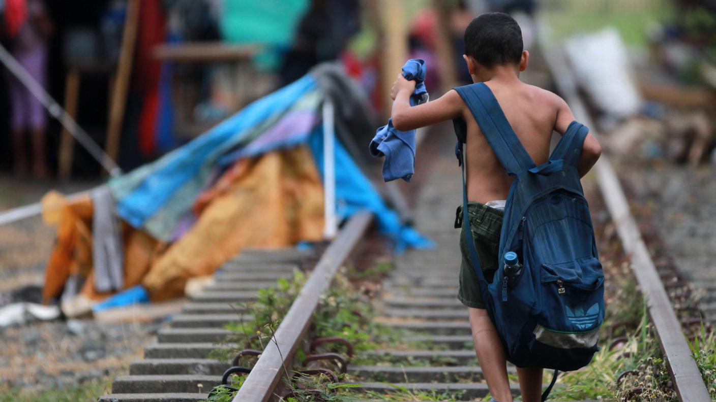 Bambino, migrante, Zaino